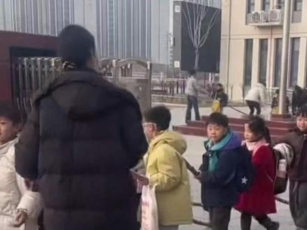 河南滑县一小学放寒假发甘蔗,萌娃拖着甘蔗出校门 学校老师:寓意孩子们节节高升