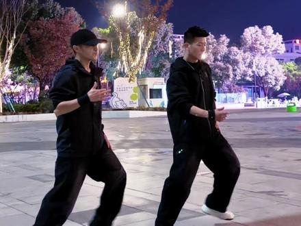 #顶天立地 头顶天 脚踩地 一切不顺随风而去!#曳步舞