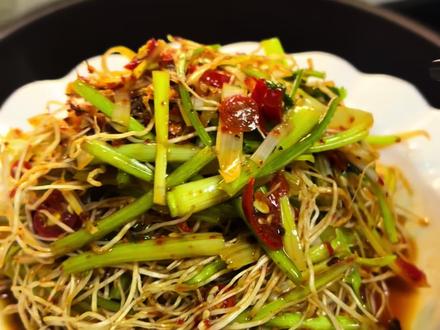 没想到有一天我会爱上凉拌大蒜根,到底是哪个美食天才发明的! #凉拌菜 #爽口凉菜 #蒜须