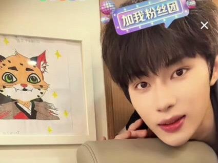 #侯呈玥#侯呈玥直播#侯呈玥短剧#吴添豪 #月光永不坠落 偷偷直播的侯呈玥,还有快下播时闪现了一只五条老师。