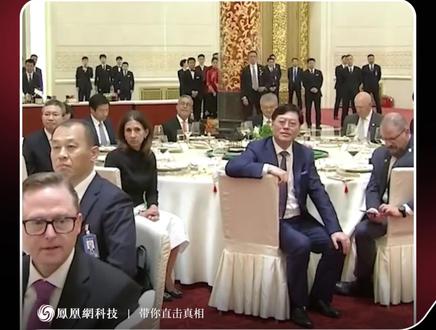 多位中国企业家出席特朗普欢迎晚宴 5月14日晚,据央视新闻,美国总统特朗普的欢迎晚宴上,有诸多中国企业家亮相。其中,包括联想集团CEO杨元庆、海信集团董事长贾少谦、字节跳动CEO梁汝波、海尔集团CEO周云杰、福耀玻璃集团董事长曹晖、小米董事长兼CEO雷军。
在宴会开始前,一段雷军与特斯拉CEO埃隆·马斯克合影的视频还引发了关注。
作为中美两大新能源车企的负责人,两位企业家的行业交流可追溯至十余年前。2013年雷军曾前往美国拜访马斯克,并实地参观了特斯拉总部工厂。
此外,苹果CEO蒂姆·库克、英伟达 CEO 黄仁勋等美国企业家也出席了晚宴。席间,库克同样与马斯克进行了合影。