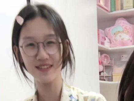 搞定了一个高考生
家里还有一个中考生
高考完的天天躺平玩手机
中考生老是哭着问:
“为什么姐姐可以玩手机”