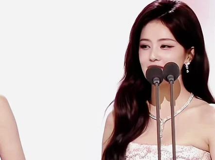 白鹿让孟姐下次不要再摔了,孟子义回应明年一定不会再摔!#白鹿 #孟子义 #星光大赏 #搞笑 #搞笑视频