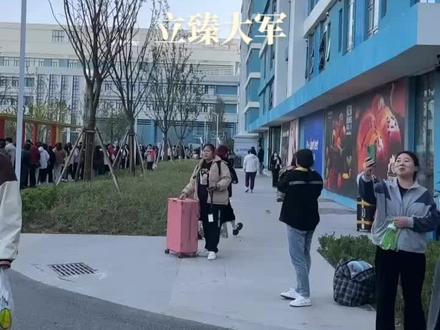 立臻精密排队办理离职手续大军,好长的队伍,这只是2期宿舍,还有一期和三期宿舍,邻里宿舍,好大的风。有缘江湖再见!