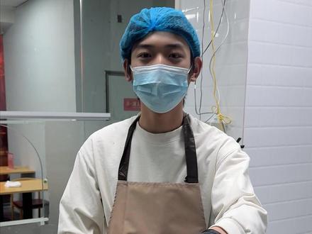 今天老板身体不舒服,我去给他买了药,和老板还有店里的两个大哥相处下来就感觉像自己的亲哥哥一样,希望老板早点恢复#保姆斌斌 #记录生活 #打工日常