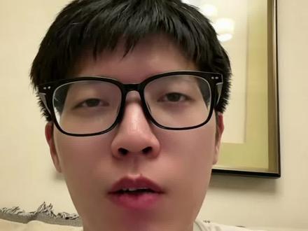 别瞎装 skill 了 很多人用 AI Skill 的方式,其实像在装插件。
哪个热门装哪个,别人说好用也装一个。
但真正能长期用起来的 Skill,往往不是现成的,而是从自己的工作流程里长出来的。
OpenAI 最近做 FDE,也是这个方向:不是把通用工具丢给企业,而是进到企业真实流程里做定制化。
普通人用 AI 也一样。
别先找最强 Skill 合集,先找一个你每周重复做、又经常返工的事情,把流程、坑和验收标准写下来。
这才是你自己的 Skill。
#skills #codex #vibecoding