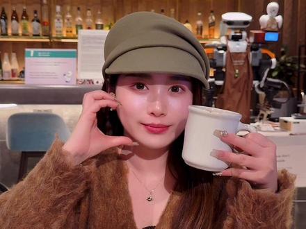 全身瘫痪也能工作❓东京机器人咖啡厅的背后…
在东京喝到了一杯特别的咖啡,它的咖啡师,是一位全身瘫痪的渐冻症患者…
他用他的故事治愈着我…
#机器人咖啡厅 #AI不是取代人类 #破防了 #科技改变生活 #机器人