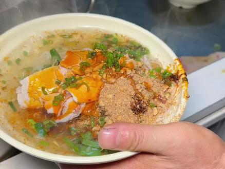 挑战米线的100种吃法,这个吃法在云南一定可要悄悄的吃!
#挑战米线的100种吃法 #有手就会美食大赏 #抖音年味争霸赛