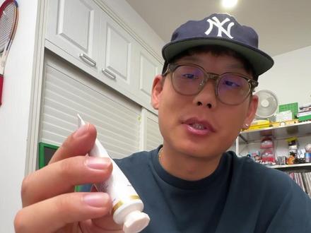 流水账开箱 032 1. SWATCH X BLANCPAIN 联名腕表
2. LANOLIPS 多用途乳膏
3. YUKIO 棒球玩偶钥匙链
4. NEW BALANCE 1300 JP
5. COMOLI 棕色邮差包
6. 宝可梦沐浴球
7. 手指痒痒挠
8. 小老鼠手指玩偶项链
9. XSNEAKER BOOM MANBA 拖鞋
10. ECHO X WHITE MOUNTAINEERING 防水夹克
11. FUTURA 2000 FL-001 MINI POINTMAN
12. MILKY SHOP BUTTER SAND 黄油夹心饼干
13. PIONEER CDJ
#好物分享 #开箱