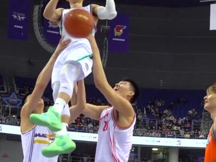 别样助攻!#高诗岩在队友“助攻”下,高高跃起,完成双手暴扣!#CBA全明星周末