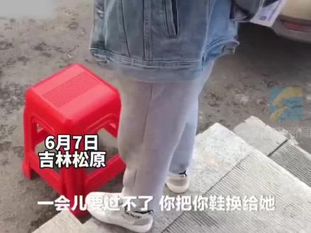 考生鞋子带铁被拦考点前与妈妈换鞋#高考 #厉害了