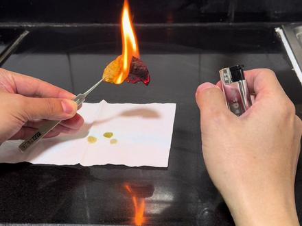 你们最爱吃的薯片,看看到底吃进去多少油,这只是半片薯片,我们来数一数它能烧出几滴油来#薯片 #零食