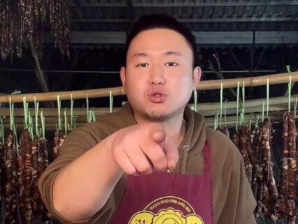 爱吃烟熏香肠的进!! 三分肥七分瘦哦!!!!!@名模坤 @坤坤的朋友圈 #名模坤 #名模坤直播回放 #名模坤直播 #名模坤直播名场面 #美食