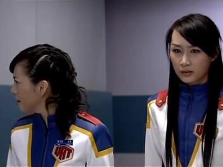 金甲战士为了掩护队员和变异人留在了镜中世界!关注我继续更新