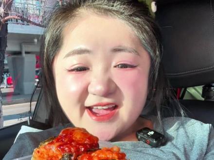 今天吃一个最近挺火的酱蟹taco 甜辣口的 外面的塔克皮脆脆的 超级好吃 爱吃甜辣口的可以尝尝 卤肉饭也好好吃搭配一颗生鸡蛋黄 滑滑嫩嫩的 还有糯叽叽的年糕丸子和金枪鱼taco 还想看肉包吃啥好吃的评论区留言呐 #酱蟹 #酱蟹拌饭 #taco #卤肉饭 #网红小吃