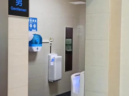 看一个地方政府为人民服务的水平,最好去看它的公厕,不求厕所多么高端大气上档次,但要有隔断墙、自来水,环境明亮整洁卫生,百姓入厕舒适。#厕所每天必去的打卡地