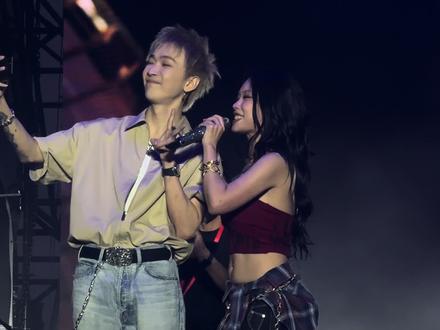 万妮达舞台蹲着一个谢锐韬,也算是合体了吧 #万妮达 #tizzyt