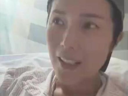 #患癌前港姐拒绝众筹医疗费
#前港姐吴文忻称抗癌一定要靠自己的意志
近日,前港姐季军吴文忻在深圳港大医院接受新一轮化疗检查后,除原有已扩散至肝脏的肿瘤外,再发现脑部左右两侧各有一粒约1厘米的肿瘤。
吴文忻在社交平台透露自己曾被别人骗走毕生积蓄,并表示自己拒绝了友人众筹医疗费的提议,已经低调地将所有出嫁的金器全部卖走,“中国人传统买金保值实在明智,原来当你最需要的时候那些金器是那么值钱有用”。吴文忻说,自己以前从来没有公开过这些事,此刻说出来也不是为了卖惨,而是想用自己的经历告诉所有身处低谷或者患病的人,“请不要放弃,关关难过关关过,要生存,就一定要靠自己的意志。”
3月初,吴文忻一众好友为其在酒店举行了“生前追思会”,吴文忻大为感动,并留言感谢好友们:“谢谢你们的每一份爱,真的很感恩!很有力量!”此前,吴文忻在在接受采访时也提到,她感受到了有很多人在支持自己,收获了很多的爱,自己并不惧怕死亡。
据悉,吴文忻于1974年10月出生于中国香港,在1998年参选港姐获得季军,曾出演《跑马地的月光》《情迷大话王》等影视作品。