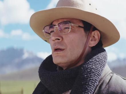 生命树大结局!多杰之死真相大白😭
多杰之死的真相终于全捋清楚了。冯克青派了俩人:王富民和孟耀辉。打斗中王富民伤了多杰,可关键时刻孟耀辉反水了,就因多杰曾给过他一个馍,他下不去手,反手把王富民撂倒,放走了多杰。
多杰拼命跑,最后遇上老友林培生。林培生本来想救人,开车送他去医院。但多杰流血太多,眼看不行了。临终前他告诉林培生:冯克青把什么都交代了,包括他俩那些见不得光的交易
这一下,林培生慌了。他怕事情败露,事业全毁。虽然想救人,但多杰失血太多,最后还是没挺住。
看着死去的兄弟,林培生没选择坦白,而是为了自保,放出多杰携款潜逃的假消息,悄悄把人埋在了无人区。
真是讽刺,孟耀辉这个杀手,因为一饭之恩选择了善良;林培生这个多年好友,却为了利益背叛了兄弟和信仰。人性这玩意儿,太复杂了……#生命树#杨紫 #宝藏剧推荐