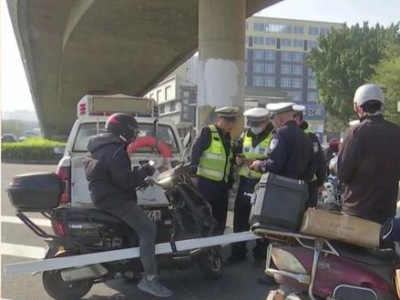 汕头多人骑 “电摩”上快速路闯禁行 交管教育严查处 #汕头 #电摩