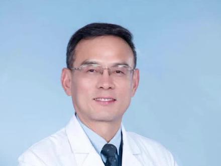 婴幼儿血管瘤 ,是来源于血管内皮细胞的先天性良性肿瘤。婴幼儿血管瘤一般出生后1周左右出现,男女发病比例约为1:3在患儿1岁以内血管瘤处于增殖期,1岁左右逐渐进入消退期,大多数血管瘤可完全消退。据文献报道1岁时血管瘤的消退率约为10%。5岁时约为50%。7岁时可达70%。而脉管畸形则是血管或淋巴管的先天性发育畸形,出生时即有,但有时并不明显,出生后逐渐明显。脉管畸形的男女发病率相等,不会自行消退,随患者的生长发育等比例生长。#医学科普 #新生儿 #每天持续分享科普知识 #血管瘤 #每天跟我涨知识