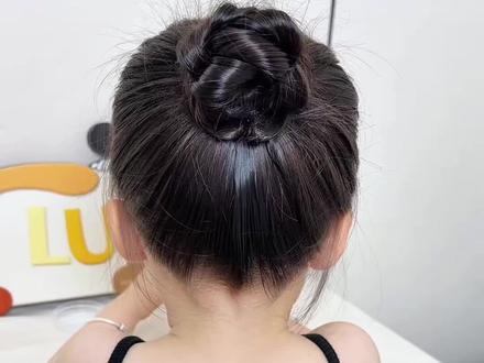 夏日干净清爽气质丸子头一整天都不会掉的丸子头,快学起来吧~#丸子头#儿童编发 #简单编发#编发教程#生女儿就是用来打扮的