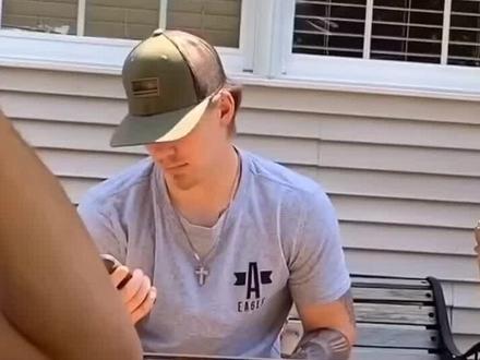 家人聚会时,给男盆友发羞羞的东西,看看他反应如何?