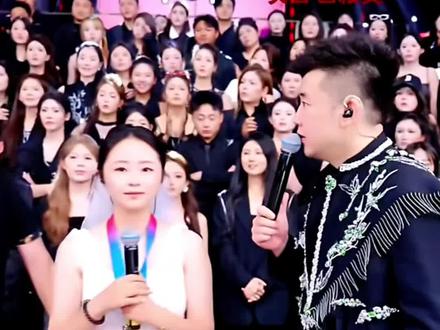 父亲陪女儿来比赛,粉丝要求父亲也上场,结果开口就征服粉丝 #父女组合#木森大舞台父女组合#木森大舞台比赛现场
#上热搜 #木森大舞台父女组合比赛回放