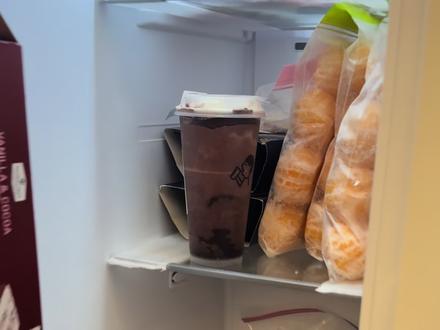 喜茶!!苦巧碎银子(冷冻版)!
又让我给刷到了…⋯
喜茶的苦巧碎银子+两份苦巧云顶十 冰箱冷冻四个小时!
你就可以获得这个顶上可可冰淇凌内里流心冰沙的绝佳口感!
微苦的巧克力加上糯糯的碎银子茶底,吃起来也太美味了~
#喜茶 #苦巧咸酪碎银子冻着吃 #每一口都有巧克力
#巧克力