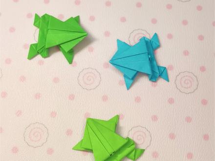 谁的童年还没有一只会跳的纸青蛙! 简单几步折出超 Q 小跳蛙,按一下就蹦跶~
手工时间到,一起找回小时候的快乐✨
#折纸教程 #手工 #亲子手工 #儿童手工 #手工diy