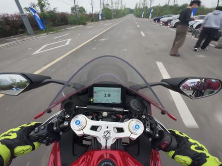 张雪820rr试驾体验 #张雪820rr #张雪 #张雪820rr试驾 一档破百,双向快排 你就骑吧 #女骑