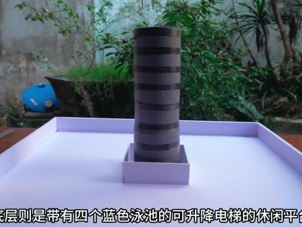 今天做一个以巴比伦空中花园为灵感的现代圆柱形建筑~ 以巴比伦空中花园为灵感,采用现代圆柱形设计,由黑色中心立柱支撑起两层环形空间:上层是全透明的观景客厅,中层是绿意盎然的空中花园,底层则是带有四个蓝色泳池和可升降电梯的休闲平台。模型内部还暗藏LED灯光,点亮后氛围感十足,将古典浪漫与未来科技感完美融合。#巴比伦 #空中花园 #微缩场景 #迷你世界 #手工