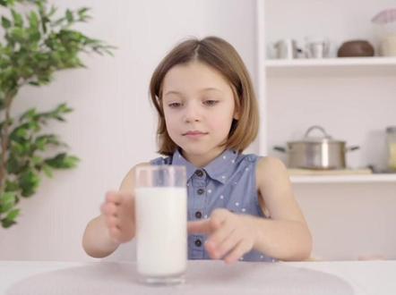 年薪50万却穿50元上衣,深夜带奶回家,妻子的操作让全网窒息! #热点