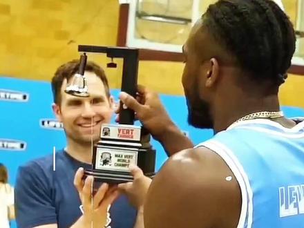 身高178cm,摸高376cm,能扣多高的篮筐呢? #吉尼斯世界纪录 #垂直弹跳 #达瑞斯克拉克 #扣篮 #野兽先生