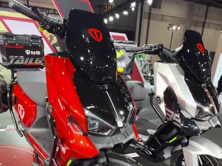 台铃王者锂电版是台铃推出的一款高性能电摩,有不同配置版本,以下是其相关介绍:
•电池配置:有72V33A双锂电池版本,总容量达4.7度电,最大续航里程可达150公里以上。也有配备两组72V24A锂电池的版本,续航为80-150公里。
•动力系统:部分车型搭载2000W极地强磁电机,峰值扭矩150N·m,0-50km/h加速只需几秒,可轻松攀爬30度陡坡。还有搭载3000W峰值功率强磁电机(额定1200W)的版本,极速突破70km/h。
•智能配置:配备8英寸智能TFT仪表,支持投屏导航、手机音乐播放等功能。搭载TaiLink智驾系统,可通过NFC卡片解锁、手机无感蓝牙解锁,还支持远程OTA升级。部分车型融入华为鸿蒙智联系统,具备一键查电量、锁车、GPS防盗及电池异常报警功能。
•安全配置:配备五级可调的魔毯减震系统、前后双碟刹搭配ABS和CBS系统。部分车型还拥有TCS防侧滑系统、陡坡缓降功能,增强了行驶稳定性和安全性。