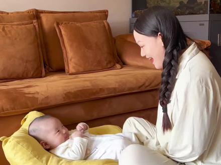 今日份亲子手指操《小老鼠上灯台》来喽, 培养宝宝注意力与追视:手指移动时,宝宝会自然追视,锻炼视觉追踪能力。亲子情感与安全感:近距离互动、对视、轻声念唱,稳定情绪,增强依恋。#亲子互动#家庭早教#手指谣#0到三岁手指操早教#和宝宝一起互动