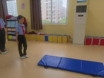 五年级同学们要学的体操垫上组合动作,肩肘倒立接跪跳起#莲外体育留老师 #体育课