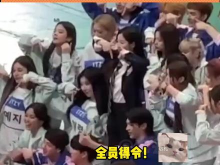 当时看到这一幕希望酱油瓶开家族演唱会的期待值达到了顶峰……#jyp #金多贤 #xdinaryheroes #straykids #itzy #nmixx @抖音小助手 @DOU+小助手