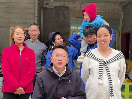 今天过年了,我们一家人在这里祝大家库史木萨,孜莫格尼。@阿紫·