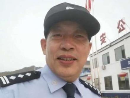 #山西公安#人民警察#我为群众办实事
#户籍政策
有的人过去曾经是厂矿企业职工,下岗后户口还一直是原来单位的集体户,按照过去的说法,这就是属于“非农业户口”,经常有人咨询能不能把原来的“非农业户口”迁回原籍农村变成农业户口?
2015年,山西就已经取消了农业和非农业户口性质的区分,统一登记为居民户口,居民户口分为家庭户和集体户。所以说现在不存在“农转非”和“非转农”的说法啦。农户和非农户的叫法已成历史
那么原来的“非农业户口”可不可以迁回原籍农村呢?按照最新的《山西省公安机关户籍管理工作规范》之规定,只要父母子女夫妻任意一方在农村就可以申请投靠,或者本人持有宅基地证的也可以直接迁回原籍。反之,只要父母子女夫妻任意一方的户口在城市,或者是通过在城市购房、租房、经商、就业、就读、人才引进等办法也可以将农村户口迁入城市。
迁回农村的户口是什么性质呢?户口的性质就是居民户口。迁回去以后是否具备村民集体经济组织成员资格,是否享有村民集体经济组织成员资格待遇,这是由村民集体经济组织确认。