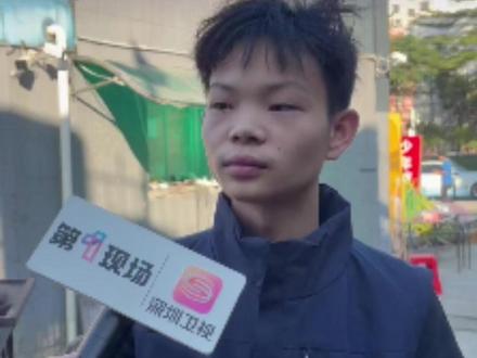 12月17日,广东深圳。烤鸡少年初中有一篇作文拿过全校第二,主要讲他的母亲,凌晨五点起,撑起一个家。烤鸡少年也是以母亲为榜样,“闻鸡起舞”接过家庭重担。