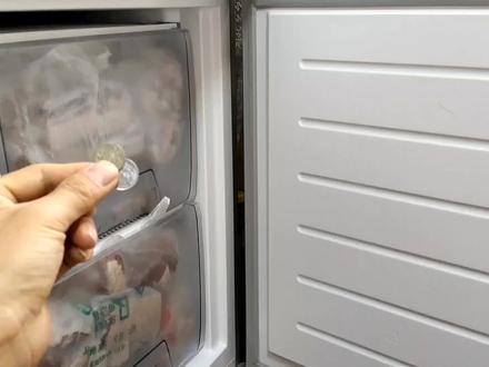 出远门为什么要冰箱里放一块硬币?很多人都不知道,小知识大作用#小发明大作用 #出远门冰箱里面放硬币的作用 #出远门时冰箱里面为什么要放一块硬币 #科普知识小发明 #涨知识了 #生活妙招分享 #冰箱使用小常识 #冰箱使用冷知识 #冰箱使用小知识 #冰箱使用小技巧