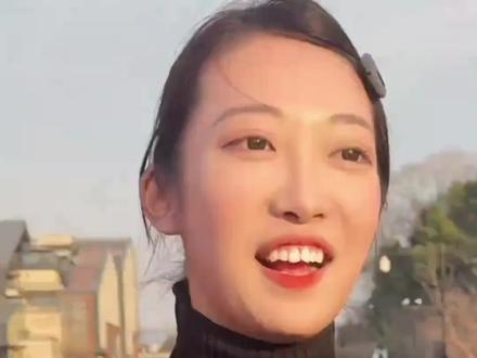 便装的杭州女骑警小蔚好漂亮,衣品搭配更是锦上添花啊#李语蔚 #兔子警官 #阿迪达斯 #杭州交警 #上热门 @DOU+上热门