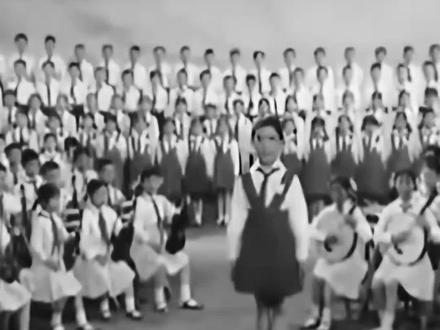 上世纪60年代反霸儿歌“美国佬是强盗”爆火,作者是谁?这歌为何而做?#美霸权主义 #特朗普最新动态