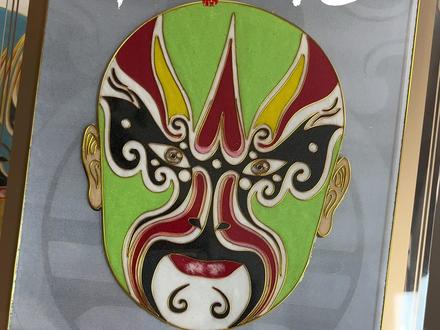 景泰蓝掐丝珐琅手工画 #青年创作者成长计划 继续更新第四副,景泰蓝掐丝珐琅手工画&京剧脸谱《末》。 早期京剧(清代)有“生、旦、净、末、丑”五类,末角独立存在,多饰演中年或老年男性。20世纪后,末角与老生(须生)行当合并,现代多归入“生”行。常扮演忠厚长者、官员、家院、仆从等,如《一捧雪》的莫成(义仆)、《九更天》的马义。唱腔:嗓音浑厚,偏重苍劲,接近老生但更沉稳。以韵白为主,语气庄重。 举止稳重,少有武打戏份。侧重配角,性格内敛。#非遗文化 #原创视频 #手工 #有所事事的暑假 @央视新闻 @人民日报 @抖音非遗计划 @抖音传统文化 @抖音精选官方账号 @抖音创作小助手