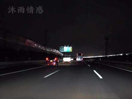 走了这么久的路,怎么会不累呢。
每一步都是自己咬着牙,硬扛过来的。
没有伞的孩子,只能在大雨里拼命奔跑,
跑到最后,连眼泪都忘了该怎么流。
那些深夜里的辗转反侧,那些无人可说的委屈,
慢慢在心里结了茧,一层又一层。
从前那个自己,终究是回不去了。
从幼稚到成熟,从简单到复杂,
从想说什么就说什么,到开口前再三思量,
从毫无保留,到习惯给自己披上防备。
这中间的每一步改变,都是生活亲手给的教训。
现在的沉默,不是冷漠,而是懂了:
有的苦,说出来也无人在意,不如自己咽下。
我们都在学着和生活和解,
也试着原谅,
那个曾经跌跌撞撞、不够完美的自己。#人生感悟 #生活感悟 #情感共鸣 #扎心语录 #总有一句话戳心