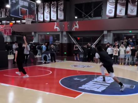 边打边说❗哈特亚翰vs 李瑞陈一帆 #中乔FE4
#边打边说
#蜂刺rise3
#尼文哈特
#陈一帆
昨晚我参加了哈特亚翰vs 李瑞陈一帆双人百分大战!
现场也是 乔丹 FE4的发售~属于跑车型的后卫球鞋,陈一帆和亚翰同款,哈特和李瑞上脚的 乔丹 蜂刺rise3.0,更适合有冲击力的锋线!
感谢球员们为郑州的球迷带来一场三分和扣篮盛宴!
@乔丹官方旗舰店