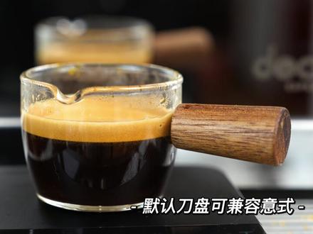 收到了还未上市的百胜图E6磨豆机,有点意料之外,先发个简单体验,晚点空了拍评测视频折磨它。
先夸一波硬件条件:
·近年少有的不一样的设计感,用料扎实可健身
·450W无刷直流电机
·11档转速可调,500-1500RPM
·64mm镀钛刀盘,兼顾手冲&意式咖啡
·可升级SSP刀盘(cast Version&Red Speed)
·65档位研磨度可调
·卡豆自动处理(低速反转防卡豆)
·接粉杯自带称重功能 无线设计
百胜图这两年挺有意思,从公版一体机逐渐进化,能明显感觉到包括V1和O2手冲机在同类产品基础上是下了功夫的。
晚些测试一番再更新评测视频的说,关于这款磨豆机欢迎留言交流
歪歪歪歪歪头杀哈哈哈哈#咖啡磨豆机#咖啡磨豆机评测 #咖啡磨豆机评测 #百胜图E6 #百胜图2s #精品咖啡手冲 #手冲咖啡教程 #咖啡日常 #咖啡机 #一杯咖啡的快乐 #咖啡日常 #今天你喝咖啡了吗 #好物推荐🔥
