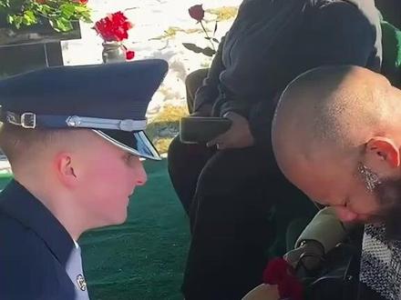 美军士兵阵亡 家属接受遗物