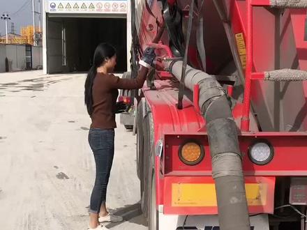 拉散装的水泥的女司机开始卸货了,能不能给个赞谢谢🙏#女司机